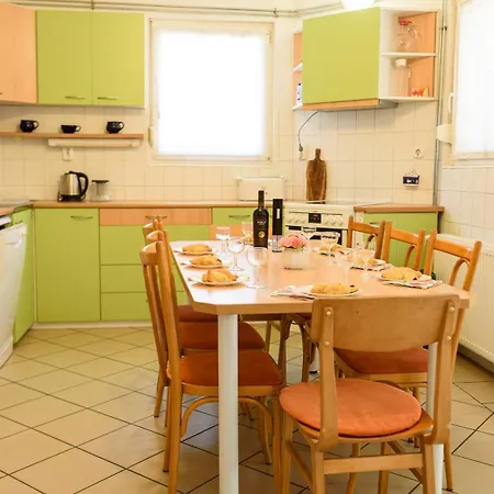 Dom wakacyjny Magyar Tenger Pihenohaz, For 2-8 Person, 105 M2, Garden, Pool, Free Parking, 5 Min From The Lake, Balatonakarattya
