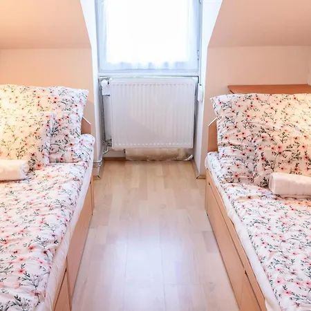בית נופש Magyar Tenger Pihenohaz, For 2-8 Person, 105 M2, Garden, Pool, Free Parking, 5 Min From The Lake, *