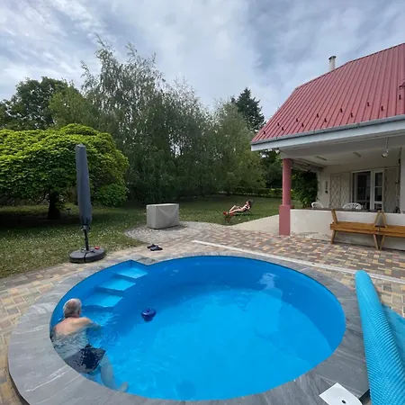 Magyar Tenger Pihenohaz, For 2-8 Person, 105 M2, Garden, Pool, Free Parking, 5 Min From The Lake, בלטונקראטיה