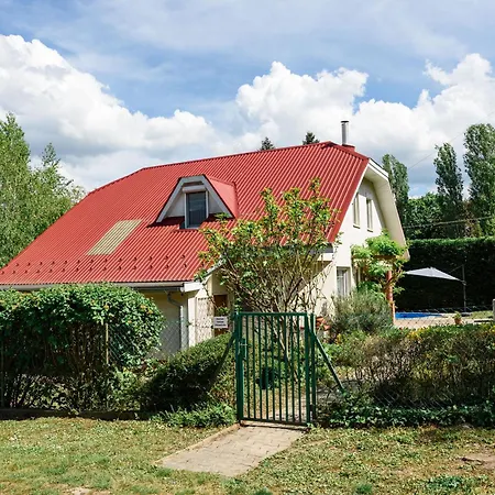 Magyar Tenger Pihenohaz, For 2-8 Person, 105 M2, Garden, Pool, Free Parking, 5 Min From The Lake, 別荘
